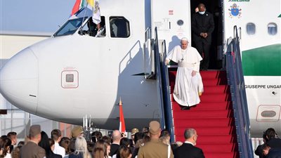 البابا فرنسيس يصل بودابست لبداية زيارته الرسولية