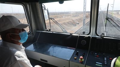 وزير النقل يتفقد مشروع القطار الكهربائي الخفيف 