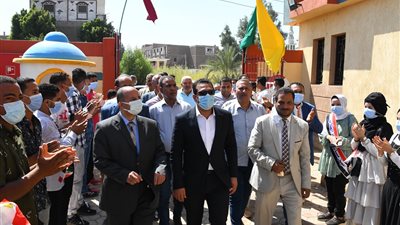 نائب محافظ قنا يصطحب طلاب المدارس في جولة تعريفية بمشروعات 