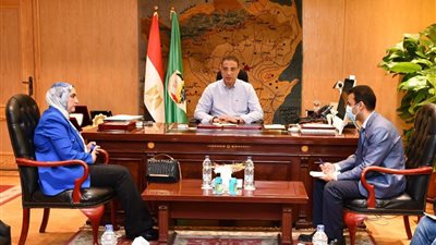 محافظ الفيوم يوجه بتوفير متطوعين بمراكز التطعيم للتسجيل المواطنين 