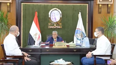 رئيس جامعة جنوب الوادي يكرم طالب المركز الثاني على الجمهورية