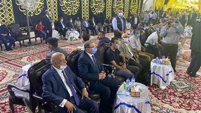 أسرة الحاج محمود العربي تقيم العزاء داخل مقر المصنع بقليوب (صور)