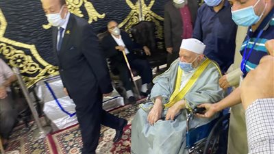 أحمد عمر هاشم يشارك في عزاء محمود العربي على كرسي متحرك (صور)