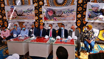 وزير قطاع الأعمال العام يشهد مزادًا لبيع الأقطان بالفيوم (صور)