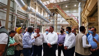 وزير قطاع الأعمال يتفقد محلج الفيوم المطور وموقع معصرة زيت بذرة القطن (صور)