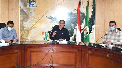 محافظ الفيوم يتابع مع رؤساء المدن تنفيذ الموجة الـ 18 للإزالات