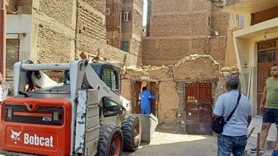 إزالة عقار آيل للسقوط بمدينة قنا حفاظا على أرواح المواطنين