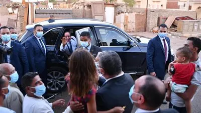 الرئيس السيسي يتبادل التحية والحديث مع سكان الرويسات بشرم الشيخ (صور) 