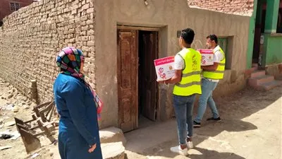 توزيع 250 كرتونة مواد غذائية بقرية أبوشنب بالتعاون مع صندوق تحيا مصر