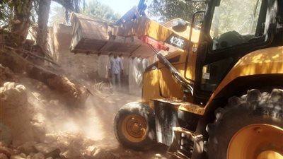 محافظ أسوان يتابع إزالة 11 حالة تعد على مساحة 4351 م2 (صور)