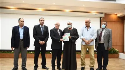 محافظ بورسعيد يسلم 13 عقد تمليك أراضي للمزارعين بسهل الطينة 