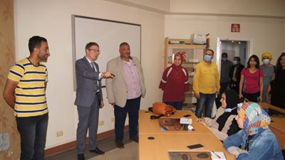 القنصل الروسي يزور مكتبة دمنهور (صور)