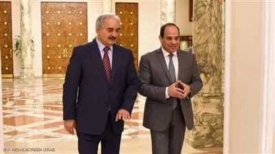 خبير ليبي يكشف سبب زيارة خليفة حفتر لمصر (فيديو)