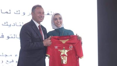 الخطيب يكريم جيانا فاروق خلال حفل تدشين النجمة العاشرة 