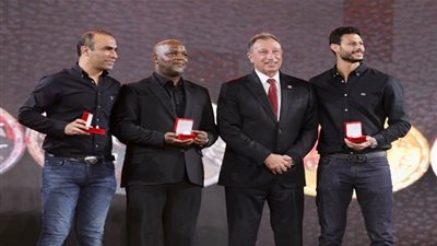 الخطيب يهدي موسيماني وعبد الحفيظ والشناوي 