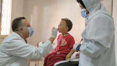  صحة المنيا تنظم قافلة طبية وعلاجية بقرية أبو خلقة 