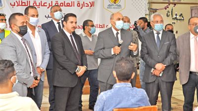 رئيس جامعة المنيا يتفقد الكشف الطبي وتلقي لقاح كورونا للطلاب الجدد (صور)