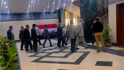 بحضور مقرر القومي للمرأة.. رئيس جامعة طنطا يلتقي فتاة الفستان (صور)