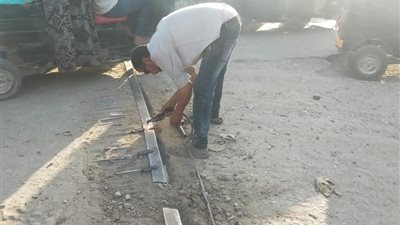 إصلاح بروز حديد بكوبري محطة ببا في بني سويف (صور)
