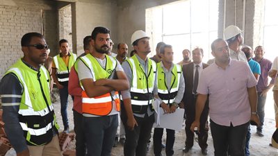 مساعد وزير التعليم العالي يتفقد منشآت الجامعة الأهلية بجنوب الوادي