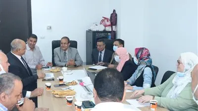 القائم بعمل رئيس جامعة سوهاج يناقش عددا من المسائل المالية 