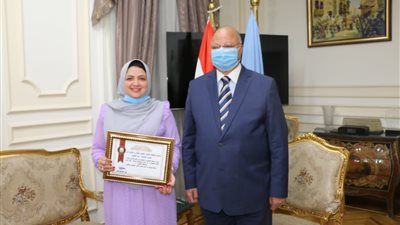 قامت بتجميل الشوارع على نفقتها.. محافظ القاهرة يكرم طالبة عين شمس