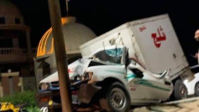 تصادم سيارة نقل بعامود إنارة وإصابة قائدها بالفيوم