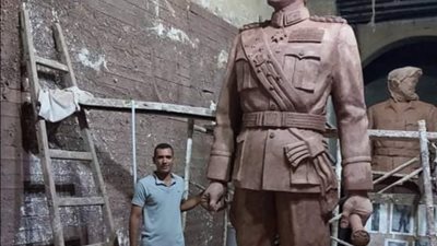 مينا إسحاق ينحت أكبر تمثال للرئيس الراحل أنور السادات بالمنيا (فيديو وصور)