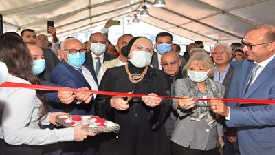 وزيرا التجارة والصناعة والمالية يفتتحون معرض 