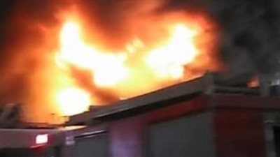 الدفع بـ 17 سيارة إطفاء للسيطرة على حريق مصنعين بالشرقية