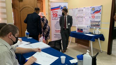 القنصلية الروسية بالغردقة تستقبل مواطنيها للتصويت في انتخابات مجلس الدوما (صور)