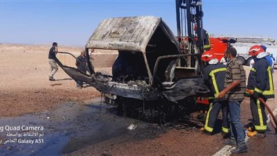 اشتعال النيران بسيارة نقل بالكيلو 40 طريق غارب الغردقة (صور)