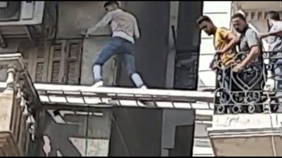 شباب يتسلقون برجا بعد انفجار أنبوبة لإخماد الحريق في دمنهور (صور)