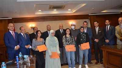 «لاب توب وشهادات».. محافظ الجيزة يكرم أوائل الثانوية العامة والأزهرية والدبلومات
