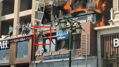 أم ترمي طفلها خوفا من النيران.. شاهد لحظات الرعب ببرج دمنهور المحترق