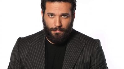 الرداد يكشف سبب تغيب دنيا وإيمي سمير غانم عن استلام جائزة والديهما الراحلين 