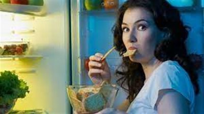 خبيرة تغذية تحذر من تناول الطعام ليلاً لهذه الأسباب (فيديو) 