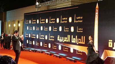 لقطة رومانسية لسالم هيكل مع زوجته بشرى على ريد كاربت أايام القاهرة للدراما العربية