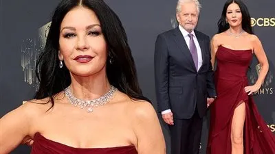 كاثرين زيتا جونز تطل جونز بألماسات Lorraine Schwartz بحفل 