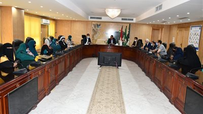 محافظ الفيوم يسلم المساعدات المالية لسداد ديون الغارمات