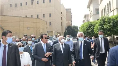 وزير التعليم العالي يتفقد عيادات العناية بالمرأة بمستشفى النساء والتوليد بقصر العيني