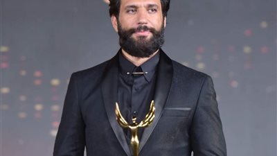 شاهد..حسن الرداد يشارك جمهوره بحصوله على جائزة الراحلين دلال عبد العزيز وسمير غانم