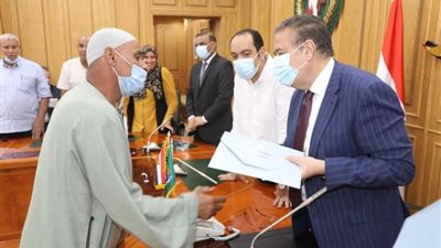 محافظ المنوفية يسلم المواطنين عقود مشروعات أنظمة الري الحديث