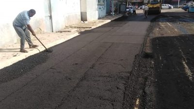 بدء أعمال الرصف ووضع الطبقة الأسفلتية بحي الضواحي في بورسعيد (صور)