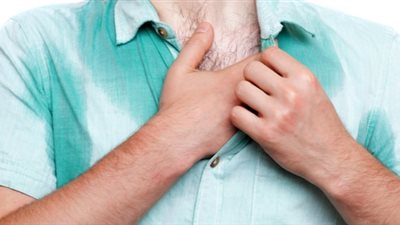 أخصائي جلدية تكشف أحدث الطرق لعلاج فرط التعرق (فيديو)