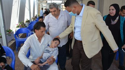 محافظ الدقهلية يستجيب لمطالب أسرتين بتوفير العلاج اللازم لإبنيهما 
