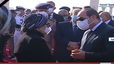 شاهد.. السيسي يقدم واجب العزاء لأسرة المشير حسين طنطاوي 