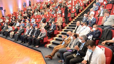 الجديد في استبدال مفصل الركبة والحوض بمؤتمر جراحة العظام بجامعة المنصورة