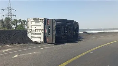 تسيير حركة المرور عقب انقلاب سيارة أعلى محور عدلي منصور ببني سويف (صور)
