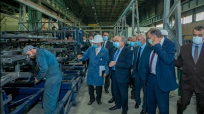 وزير الإنتاج الحربي يتفقد المعروضات المزمع عرضها في EDEX 2021 